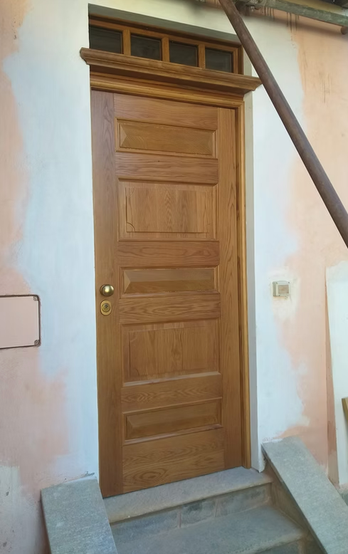 Porta in legno chiaro